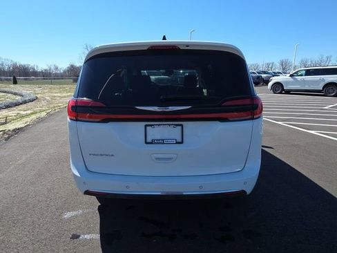 Used 2023 Chrysler Pacifica Touring-L FWD image 10