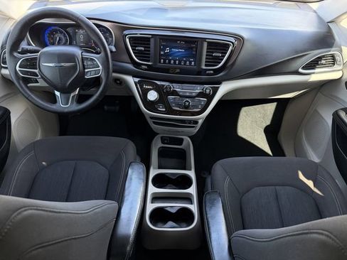 Used 2020 Chrysler Voyager L image 10