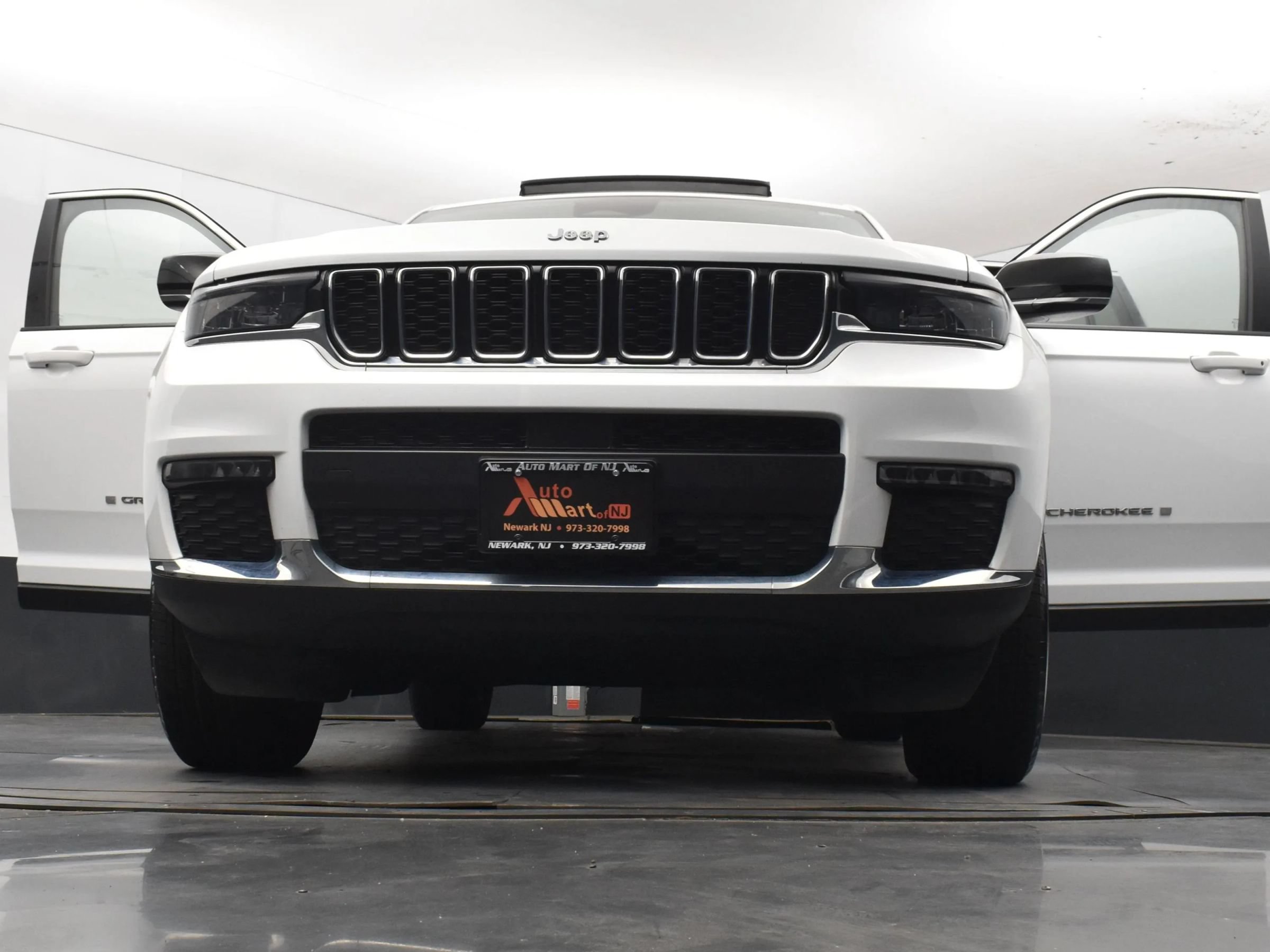 Used 2023 Jeep Grand Cherokee L Limited AWD/4WD image 8