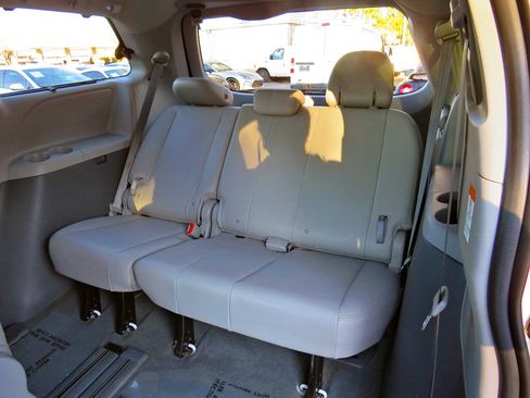 Used 2020 Toyota Sienna XLE image 15
