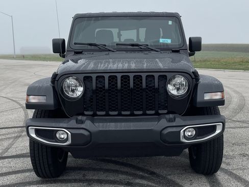 Used 2023 Jeep Gladiator Sport image 25