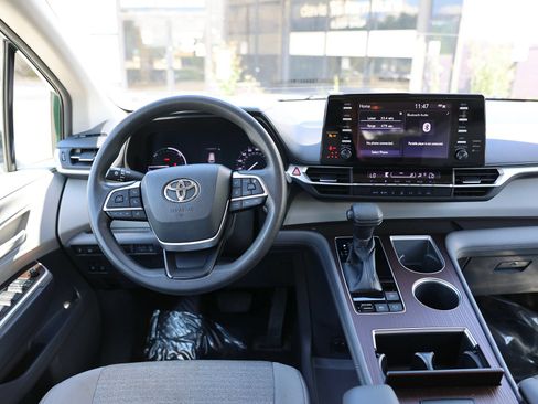 Used 2021 Toyota Sienna LE AWD/4WD image 15