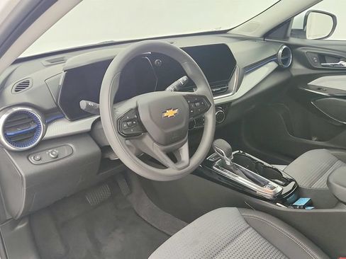 Certified 2025 Chevrolet Trax LT FWD image 13