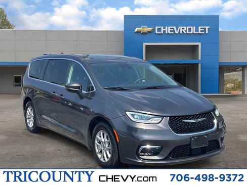 Used 2023 Chrysler Pacifica Touring-L FWD image 1