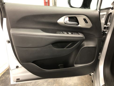Certified 2024 Chrysler Pacifica Limited w/ S Appearance Package FWD image 17