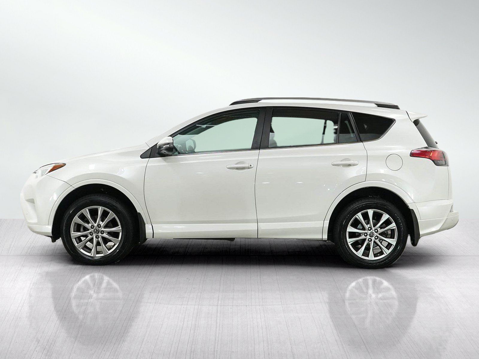 Used 2018 Toyota RAV4 Platinum AWD/4WD image 2