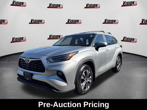 Used 2023 Toyota Highlander XLE AWD/4WD image 1