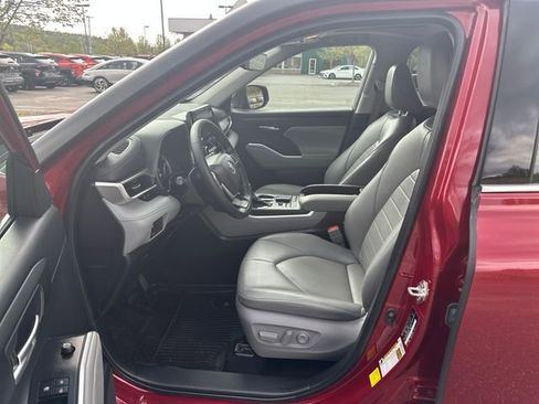 Used 2022 Toyota Highlander XLE AWD/4WD image 9