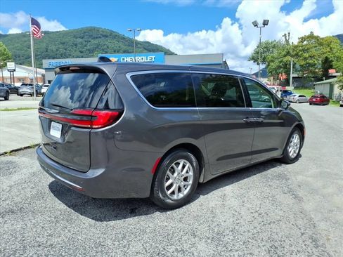 Used 2023 Chrysler Pacifica Touring-L FWD image 7
