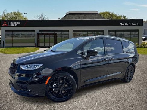 Used 2025 Chrysler Pacifica Limited image 1