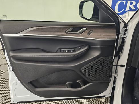 New 2025 Jeep Grand Cherokee Limited image 10