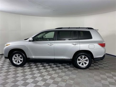 Used 2012 Toyota Highlander SE w/ Tow Pkg image 5