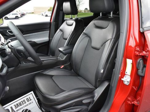 Used 2025 Jeep Compass Latitude image 9