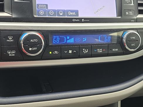 Used 2015 Toyota Highlander XLE FWD image 25