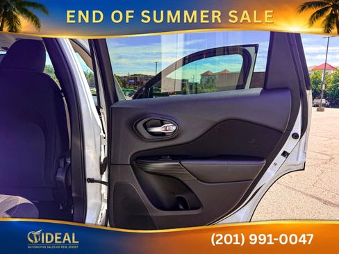 Used 2016 Jeep Cherokee Latitude w/ Cold Weather Group AWD/4WD image 15