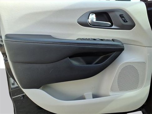 Used 2023 Chrysler Pacifica Touring-L image 10