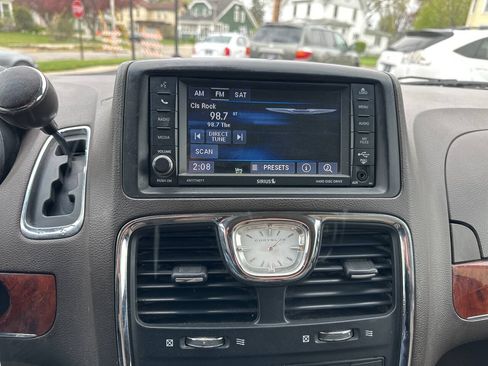 Used 2015 Chrysler Town & Country Touring FWD image 19