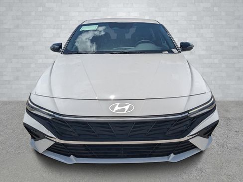 New 2025 Hyundai Elantra SEL image 3