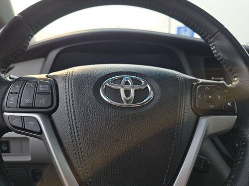 Used 2017 Toyota Sienna XLE FWD image 25