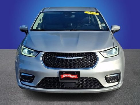 Used 2023 Chrysler Pacifica Touring-L FWD image 2