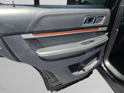 Used 2018 Ford Explorer Platinum AWD/4WD image 22