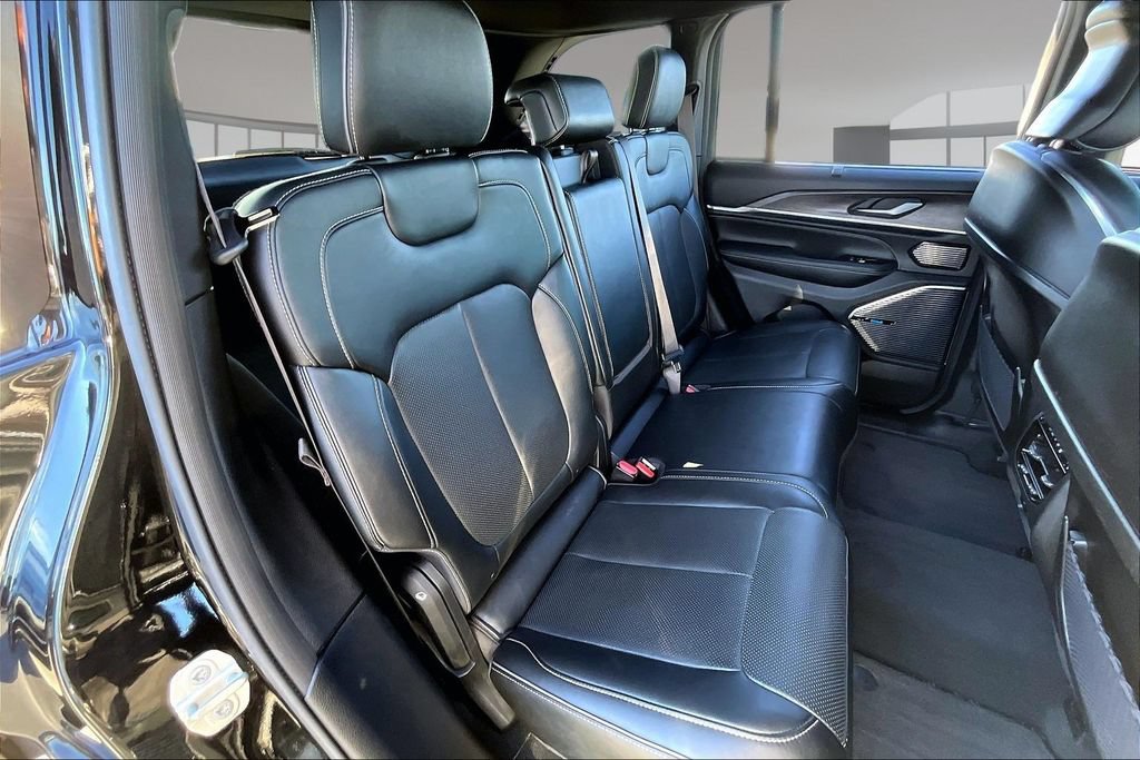Used 2023 Jeep Grand Cherokee Overland w/ Luxury Tech Group IV AWD/4WD image 23