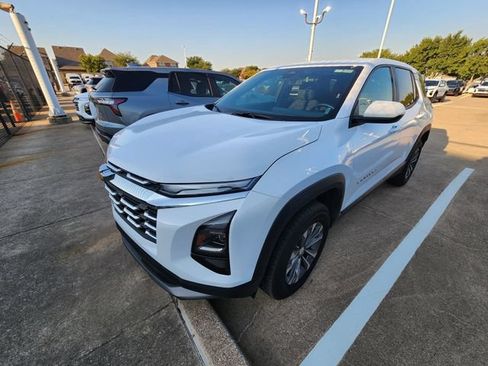 Used 2026 Chevrolet Equinox LT FWD image 3