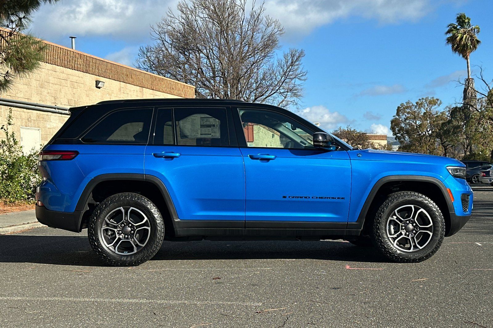 New 2023 Jeep Grand Cherokee Trailhawk w/ Advanced Protech Group II AWD/4WD image 2