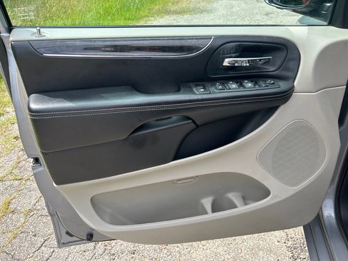 Used 2014 Chrysler Town & Country Touring FWD image 7