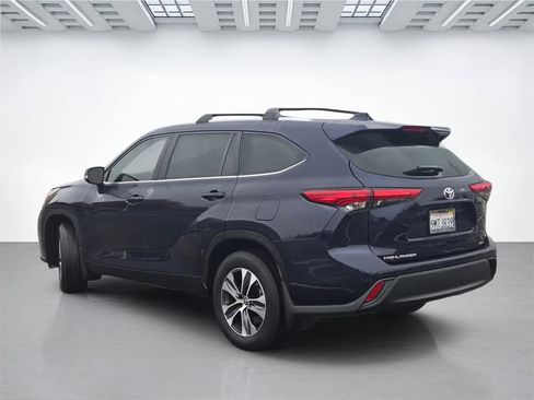 Used 2023 Toyota Highlander XLE image 4