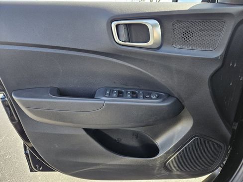 Used 2025 Hyundai Venue SEL image 30