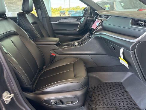 New 2025 Jeep Grand Cherokee Limited w/ Trailer Tow Package image 15