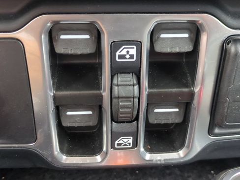 Used 2024 Jeep Wrangler Unlimited Sahara AWD/4WD image 25