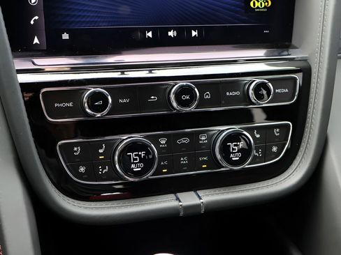 Used 2023 Bentley Bentayga Plug-In Hybrid image 26