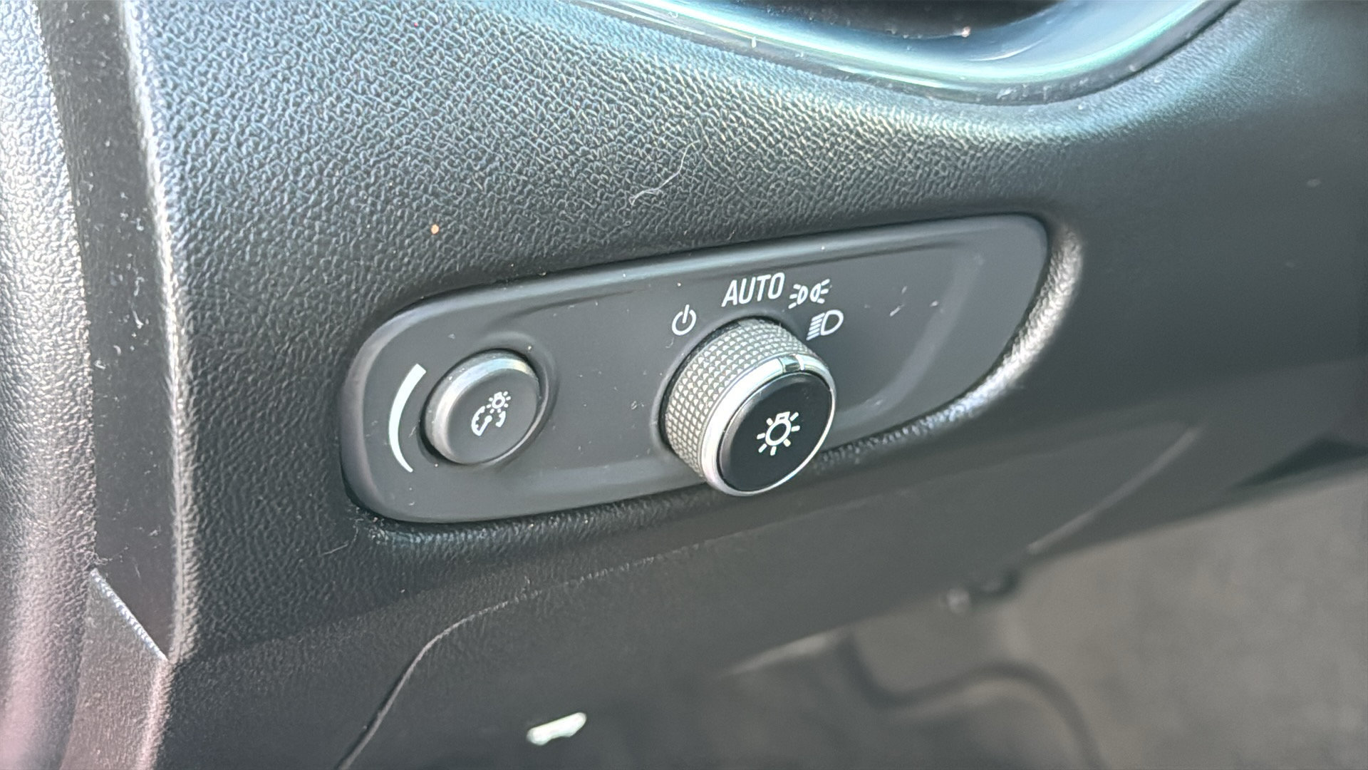 Used 2018 Chevrolet Malibu LT FWD image 19