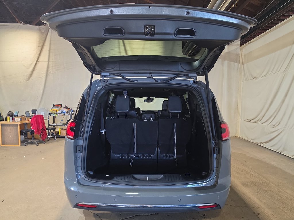 Used 2025 Chrysler Pacifica Select FWD image 19