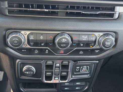 Used 2025 Jeep Gladiator Sport AWD/4WD image 29