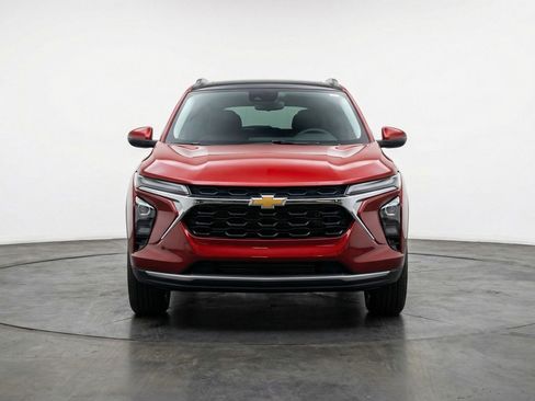Used 2025 Chevrolet Trax LT FWD image 2