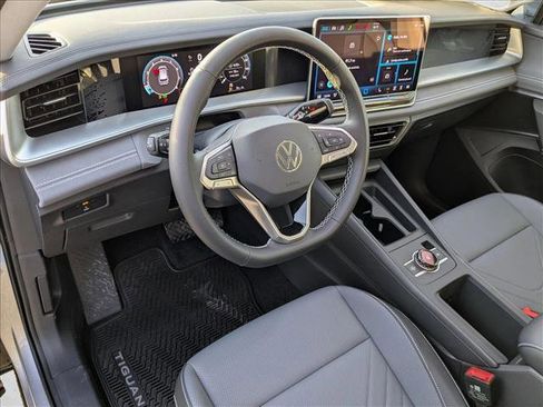New 2026 Volkswagen Tiguan SE image 3