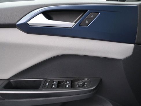 Used 2023 Volkswagen Taos SE w/ Panoramic Sunroof Package image 6