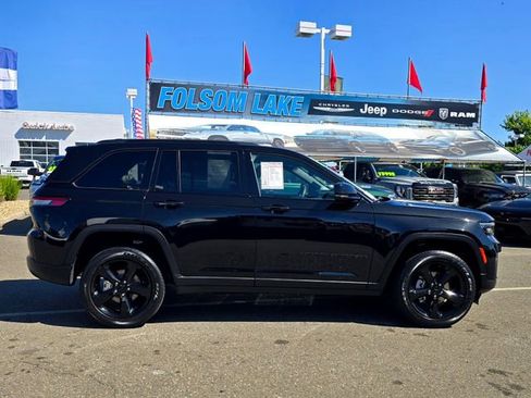 Used 2023 Jeep Grand Cherokee Altitude RWD image 7