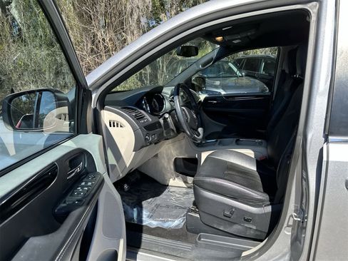 Used 2017 Dodge Grand Caravan SXT image 10