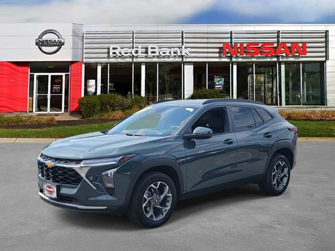 Used 2025 Chevrolet Trax LT FWD image 6