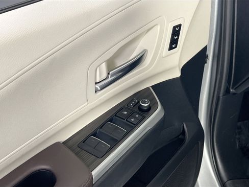 Used 2024 Toyota Sienna Platinum image 17