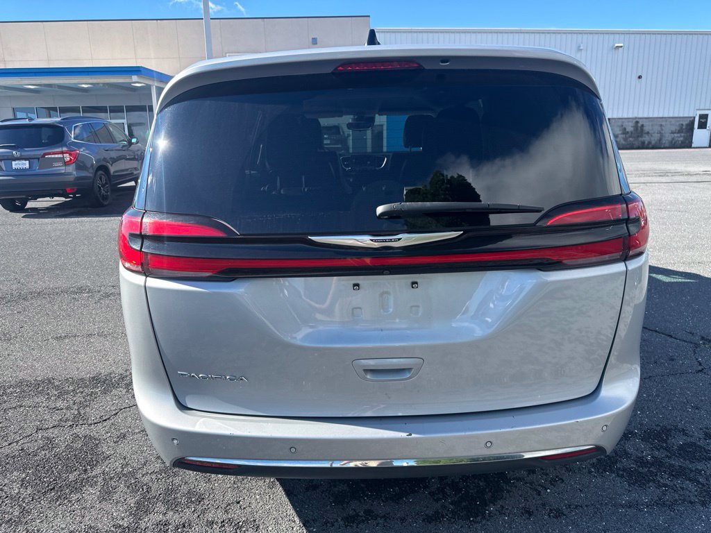 Used 2024 Chrysler Pacifica Touring-L FWD image 4