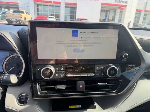 Used 2023 Toyota Highlander XLE image 12