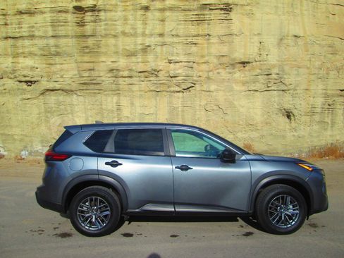 Used 2024 Nissan Rogue S image 2