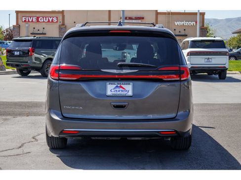 Used 2022 Chrysler Pacifica Touring-L FWD image 4