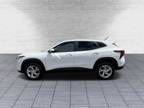 Used 2025 Chevrolet Trax LS w/ LS Convenience Package FWD image 2
