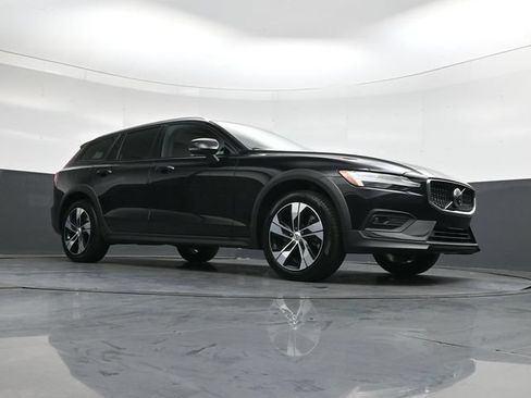 Used 2025 Volvo V60 B5 Cross Country Plus AWD/4WD image 31